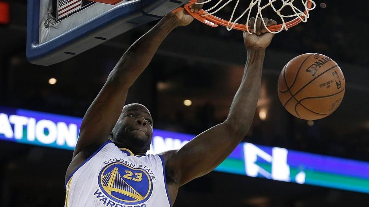 The Warriors’ Draymond Green slams down two points against the Utah Jazz during the first half of an NBA basketball game on Wednesday, March 9, 2016, in Oakland.