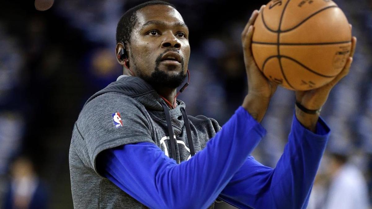 Kevin Durant of the Warriors torched his former Oklahoma City teammates for 39 points on Thursday, Nov. 3, 2016, in Oakland.