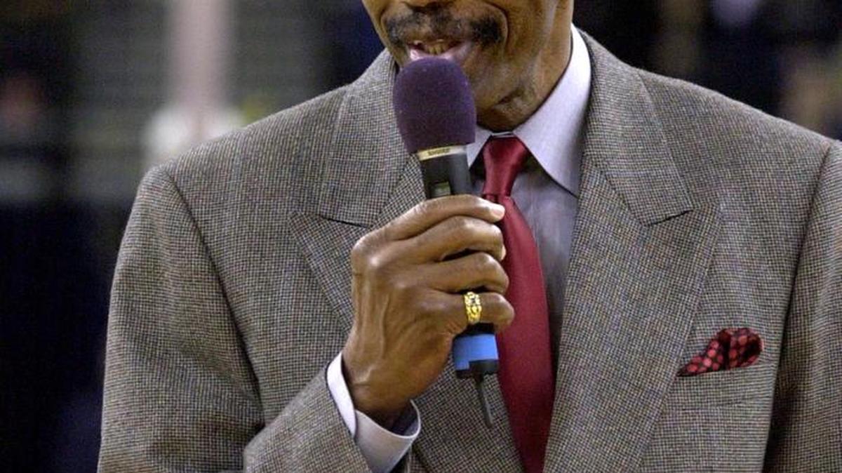 Golden State Warriors basketball great Nate Thurmond addresses a crowd about cancer awareness before the Warriors’ game against the Milwaukee Bucks on Dec. 22, 2002 in Oakland.