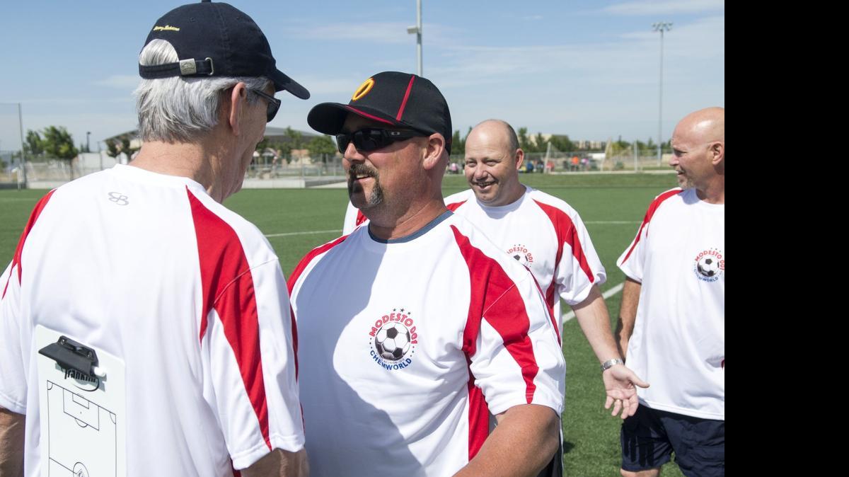 
Brian Elting, right, greets former coach Jim Osbourne. 
