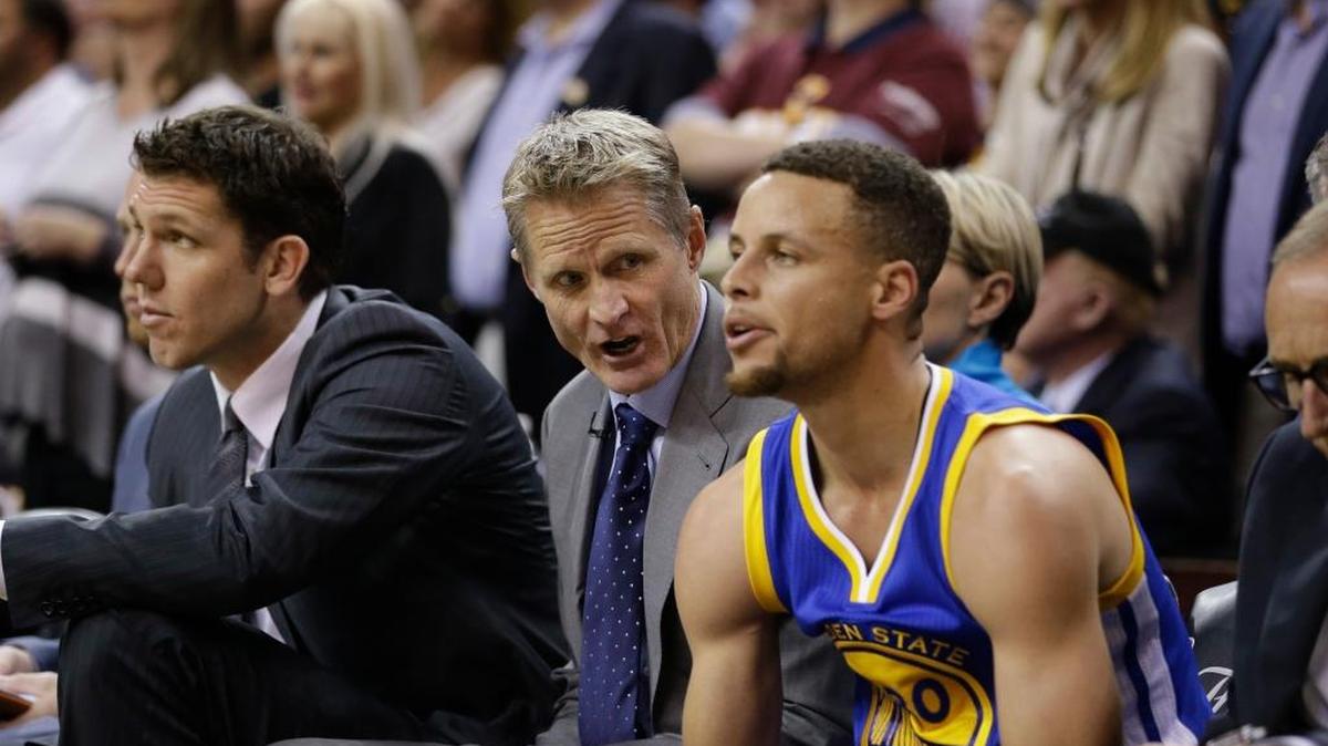 Golden State coach Steve Kerr discusses the first half with star Stephen Curry during Game 3 of the NBA Finals. The Cavaliers outscored the Warriors 33-16 in the first quarter.