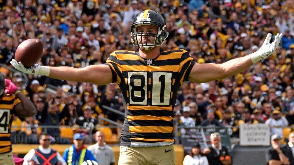 Pittsburgh Steelers tight end Jesse James (81) celebrates after catching a touchdown pass from quarterback Ben Roethlisberger during an NFL football game against the New York Jets, Sunday, Oct. 9, 2016 in Pittsburgh. James may also be celebrating it was the last game the Steelers were to wear their ‘bumble bee’ throwback uniforms.