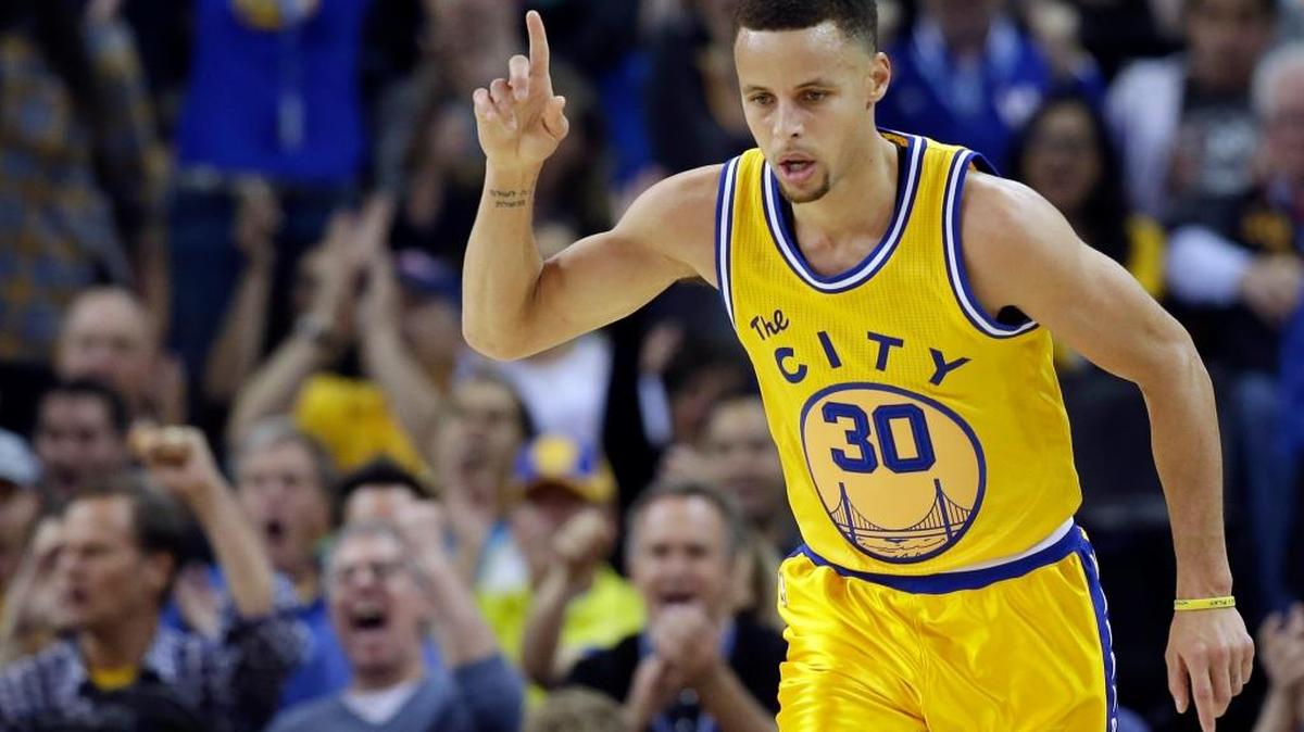 Golden State Warriors guard Stephen Curry (30) celebrates after scoring against the Washington Wizards during an NBA basketball game Tuesday, March 29, 2016, in Oakland.